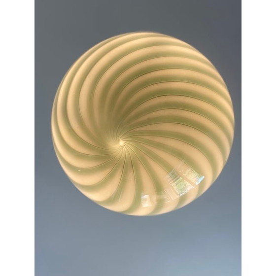 Image 1 of Zeitgenössische milchig-grüne Kugel in Muranoglas Swirl Tischlampe