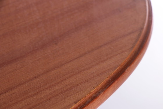 Image 1 of Vintage Couchtisch mit 3 Beinen und Messing Details Skandinavien.