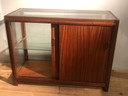 Fünfziger Jahre Teakholz Shop Vitrine