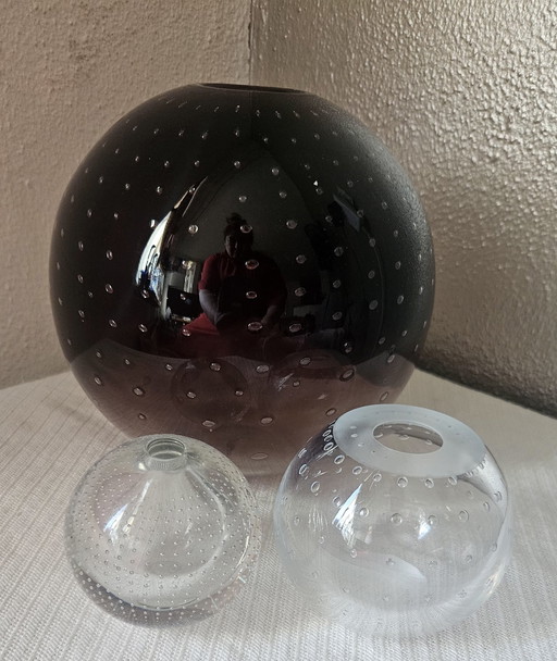 Sphärische lila Vase mit kontrollierten Blasen Bullicante