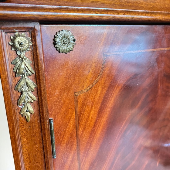 Image 1 of Dänisches Buffet aus Mahagoni mit Messingapplikationen ca. 20er bis 40er Jahren. 4 Schubladen und 2 Schranktüren - Top-Vintage-Z