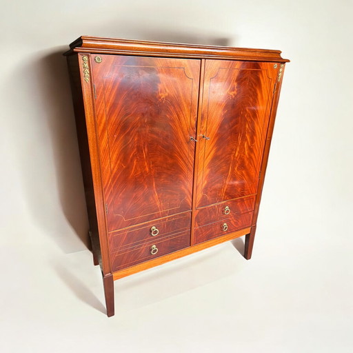 Dänisches Buffet aus Mahagoni mit Messingapplikationen ca. 20er bis 40er Jahren. 4 Schubladen und 2 Schranktüren - Top-Vintage-Z