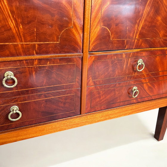 Image 1 of Dänisches Buffet aus Mahagoni mit Messingapplikationen ca. 20er bis 40er Jahren. 4 Schubladen und 2 Schranktüren - Top-Vintage-Z