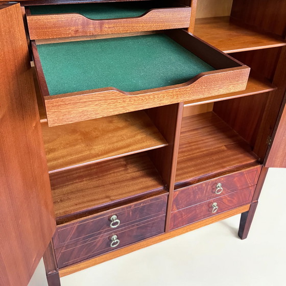 Image 1 of Dänisches Buffet aus Mahagoni mit Messingapplikationen ca. 20er bis 40er Jahren. 4 Schubladen und 2 Schranktüren - Top-Vintage-Z