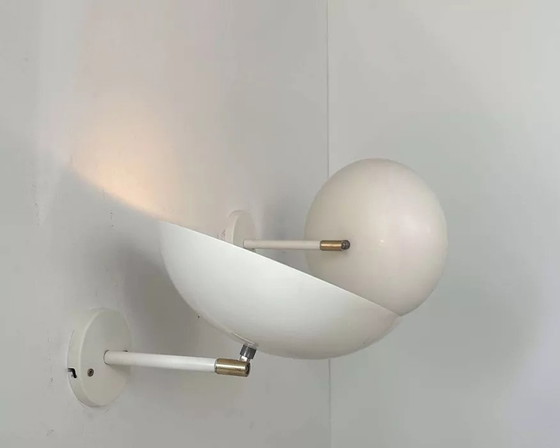 Image 1 of 2X Verstellbare Wandleuchten aus Messing und weißem Metall, Frankreich 1970