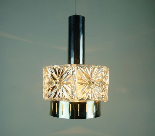 Elegante Pendelleuchte aus der Mitte des 20. Jahrhunderts, Kristallglas und Metall, 6 Glasprismen, 1960er Jahre