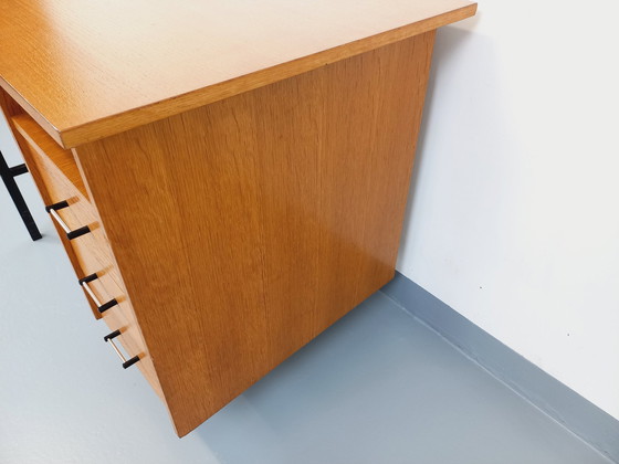 Image 1 of Modernistischer Vintage-Schreibtisch aus Eichenholz und schwarzem Metall aus den 1960er Jahren