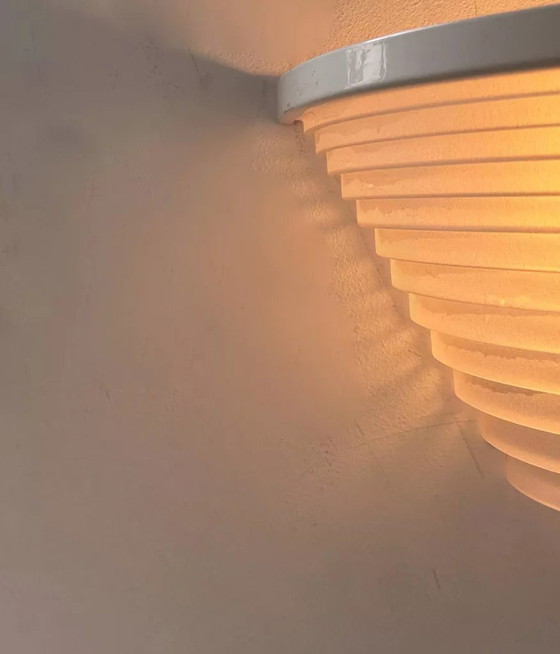 Image 1 of 2X Vintage Wandleuchte aus weiß lackiertem Metall und sandgestrahltem Glas, Artemide Italien 1970