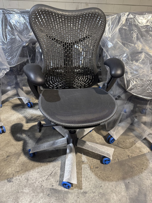 Refurbished Herman Miller Mirra 1 Graphit Bürostuhl (300 Stück verfügbar)