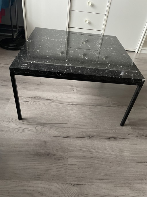 Quadratischer Couchtisch mit Marmorplatte