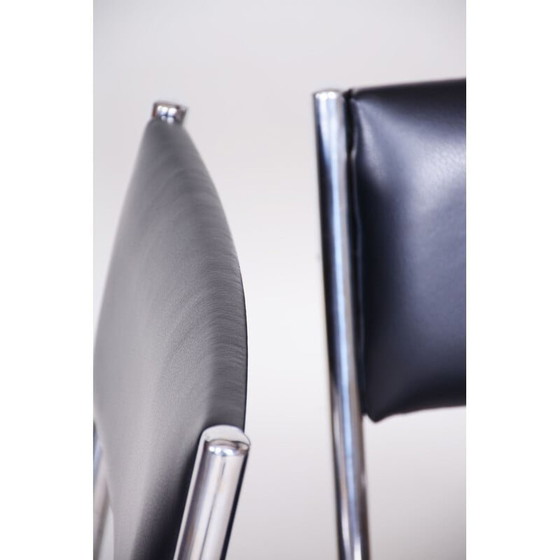 Image 1 of Zwei Bauhaus-Stühle aus schwarzem Leder, 1930er Jahre