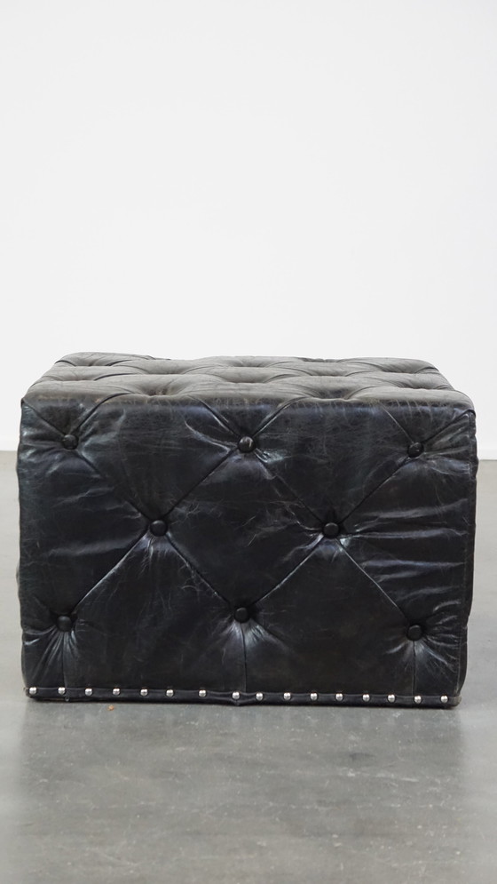 Image 1 of Große schwarze quadratische Chesterfield-Hocker