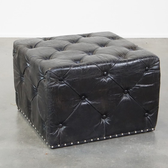 Image 1 of Große schwarze quadratische Chesterfield-Hocker