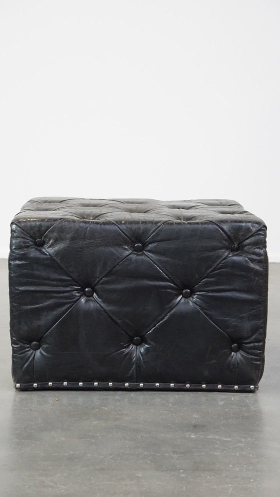 Image 1 of Große schwarze quadratische Chesterfield-Hocker