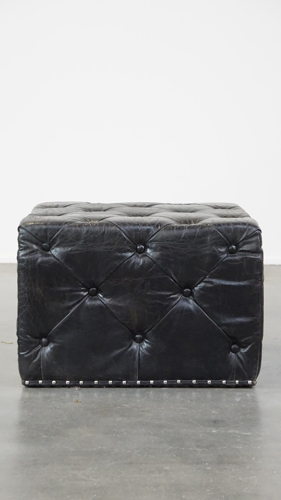 Image 1 of Große schwarze quadratische Chesterfield-Hocker