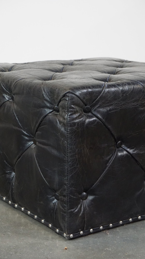 Image 1 of Große schwarze quadratische Chesterfield-Hocker