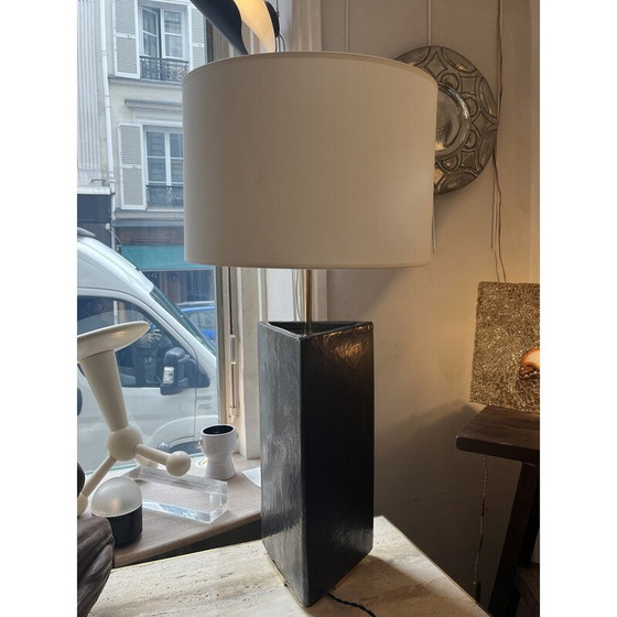 Image 1 of Dreieckige Vintage-Lampe aus schwarzer Keramik und goldenem Messing