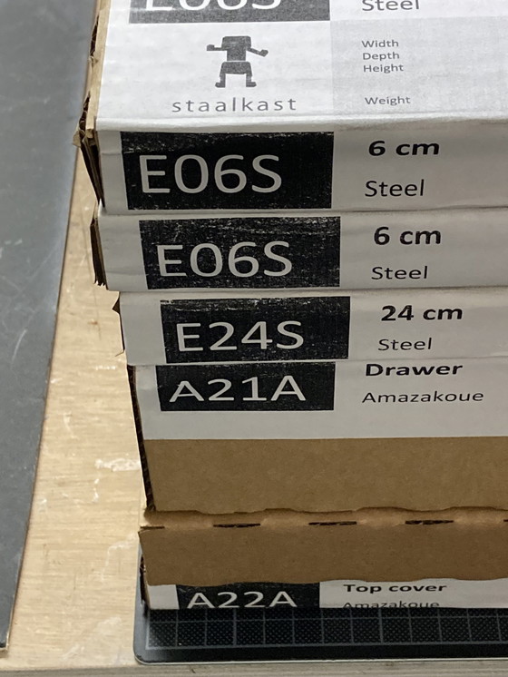 Image 1 of Schlafzimmerschrank aus Stahl, Modell M001/E06S/A21A/A22A