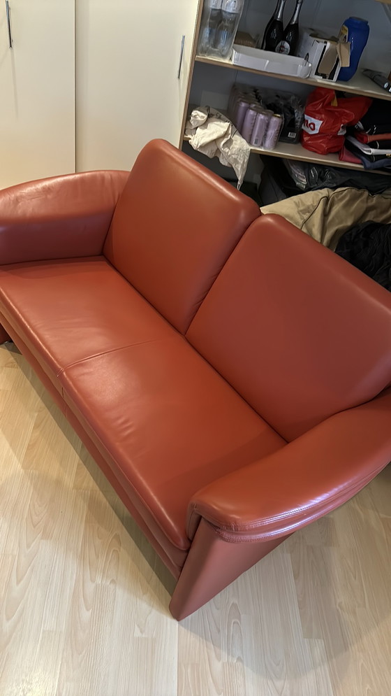 Image 1 of Prominentes Sofa aus Leder