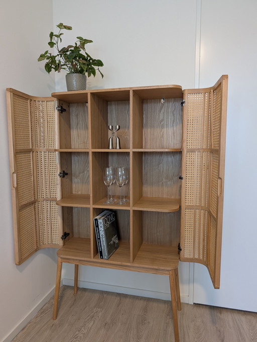 Rattan-Wandschrank aus Holz