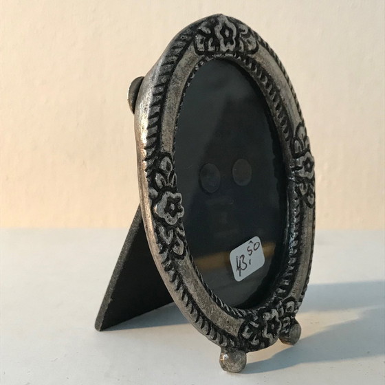 Image 1 of Ovaler versilberter Standfotorahmen