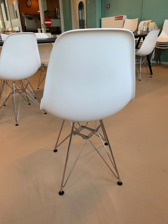 Image 1 of 33x Vitra Eames DSR Stühle