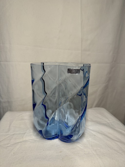 Signierte und nummerierte Kosta Boda Vase in Blau von Anna Ehrner