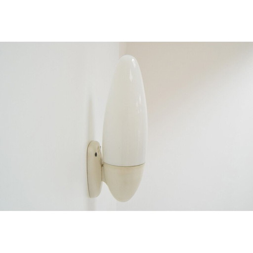 Klassische Wandleuchte aus Milchglas und Kunststoff, Tschechoslowakei 1970