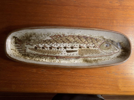 Fischplatte aus emailliertem Terrakotta.