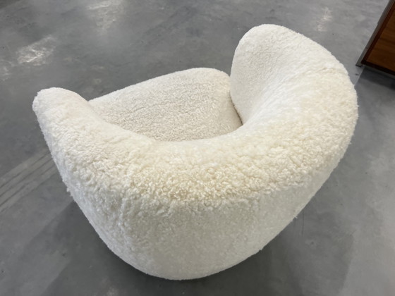 Image 1 of Gubi Stay Lounge Chair Großes Schaffell