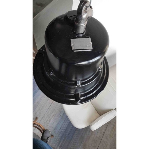 Schwarze industrielle Hängeleuchte von Mesko, Polen 1960