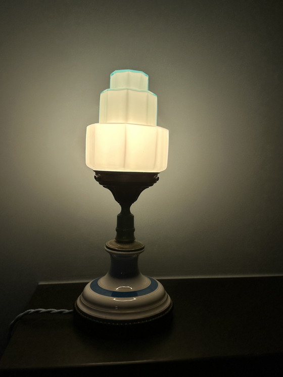 Image 1 of 2X Art Deco Stil Tischlampe mit Glas-Wolkenkratzer Lampenschirm