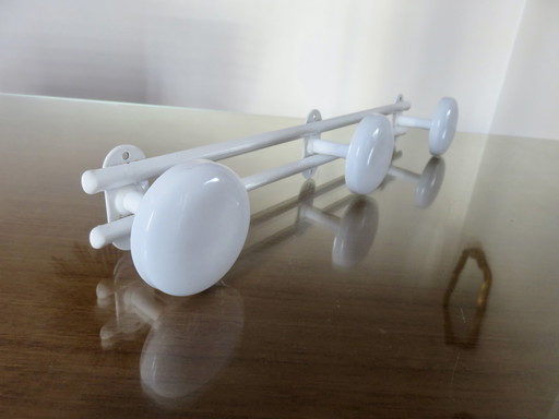 Wandgarderobe aus weiß lackiertem Metall