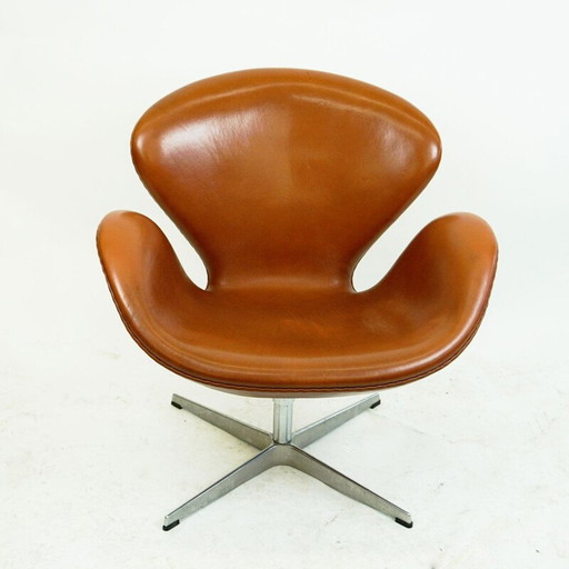 Brauner Schwanensessel aus Leder von Arne Jacobsen für Fritz Hansen 1958er