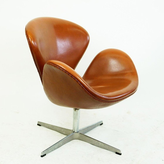 Image 1 of Brauner Schwanensessel aus Leder von Arne Jacobsen für Fritz Hansen 1958er