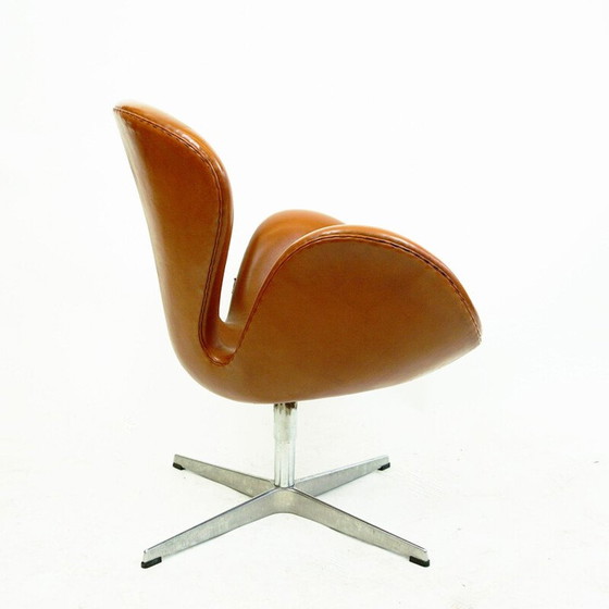 Image 1 of Brauner Schwanensessel aus Leder von Arne Jacobsen für Fritz Hansen 1958er