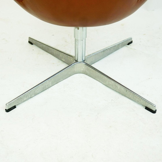 Image 1 of Brauner Schwanensessel aus Leder von Arne Jacobsen für Fritz Hansen 1958er