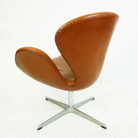 Image 1 of Brauner Schwanensessel aus Leder von Arne Jacobsen für Fritz Hansen 1958er