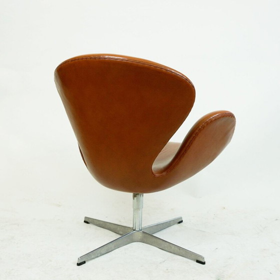 Image 1 of Brauner Schwanensessel aus Leder von Arne Jacobsen für Fritz Hansen 1958er