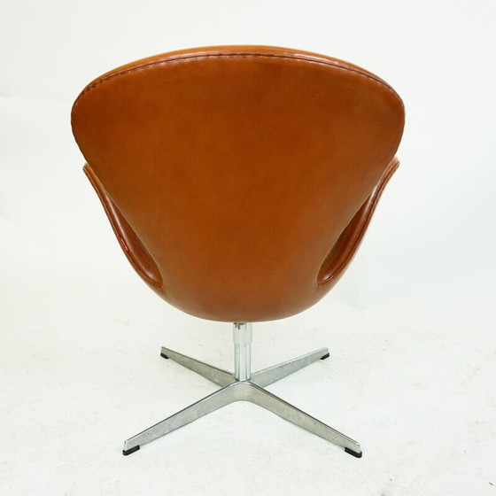 Image 1 of Brauner Schwanensessel aus Leder von Arne Jacobsen für Fritz Hansen 1958er