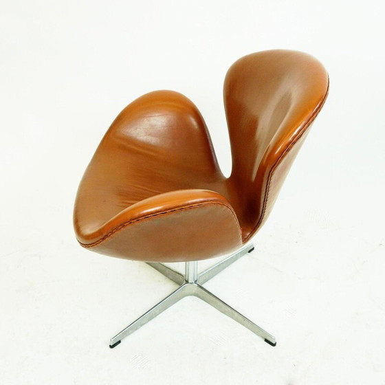 Image 1 of Brauner Schwanensessel aus Leder von Arne Jacobsen für Fritz Hansen 1958er