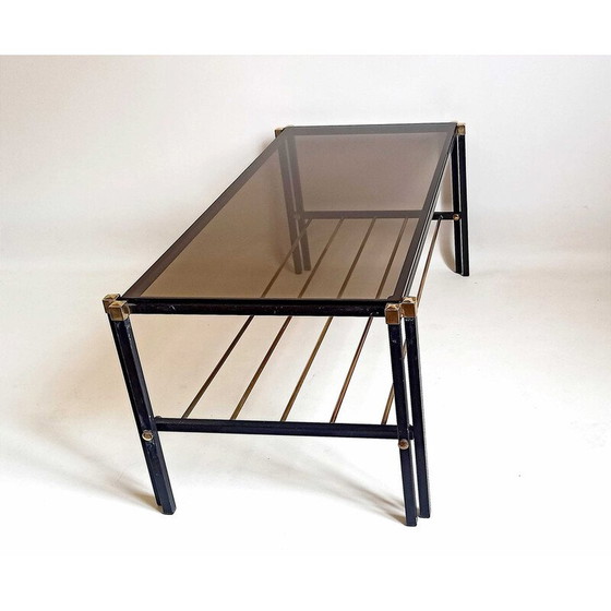 Image 1 of Vintage Couchtisch mit Zeitschriftenhalter aus Rauchglas, Metall und Messing, 1960