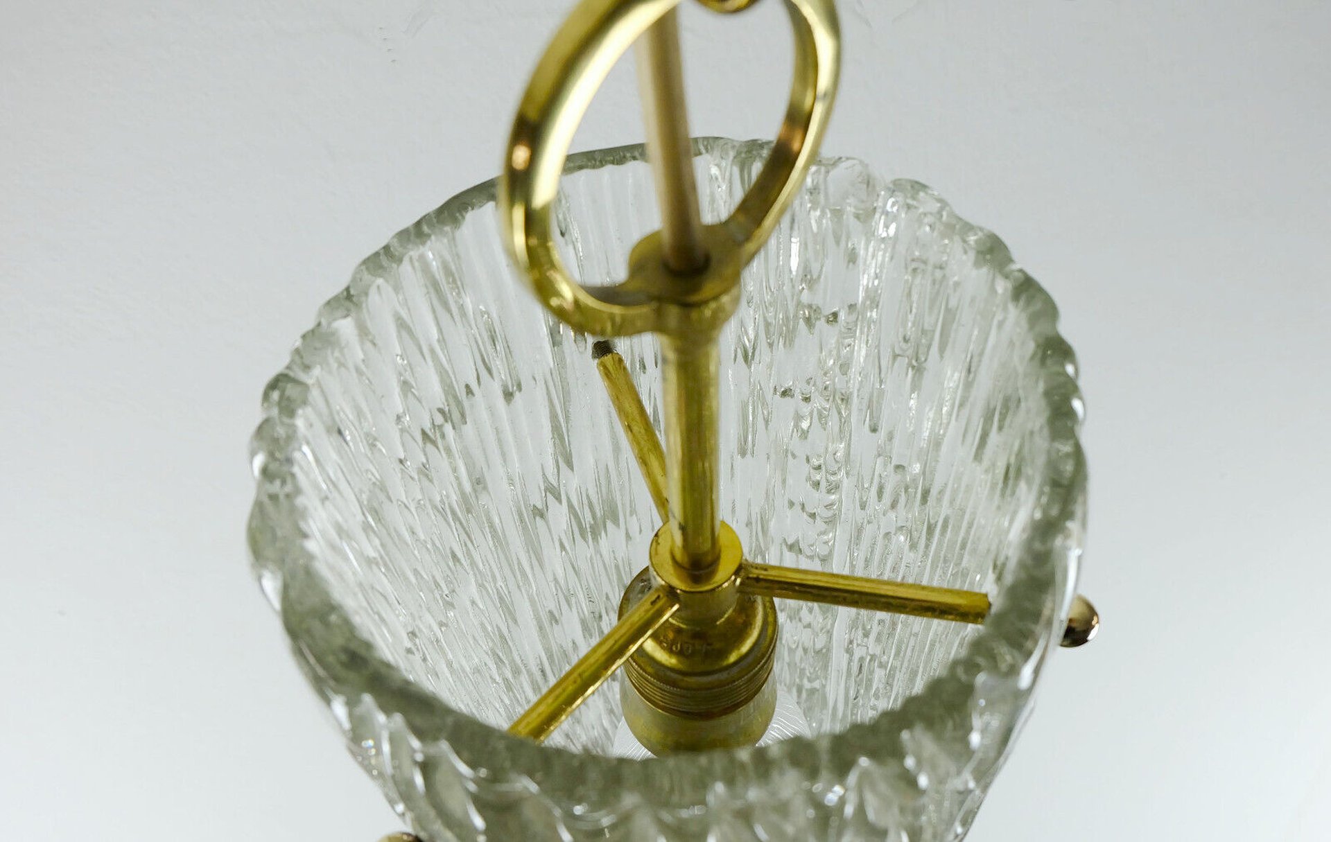 Image 1 of Elegante Pendelleuchte im Stil der 1950er Jahre, Kalmar Franken, Eisglas, strukturiertes Glas, Messing