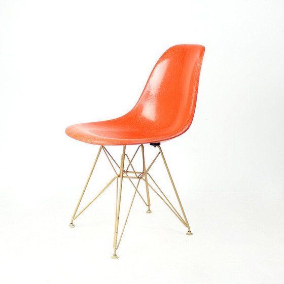 Image 1 of Schalenstuhl aus orangefarbenem Fiberglas von Charles und Ray Eames für Herman Miller, 1960