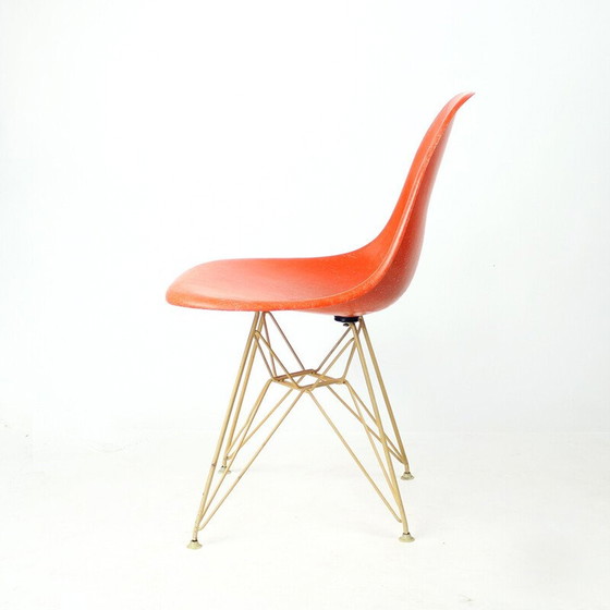 Image 1 of Schalenstuhl aus orangefarbenem Fiberglas von Charles und Ray Eames für Herman Miller, 1960