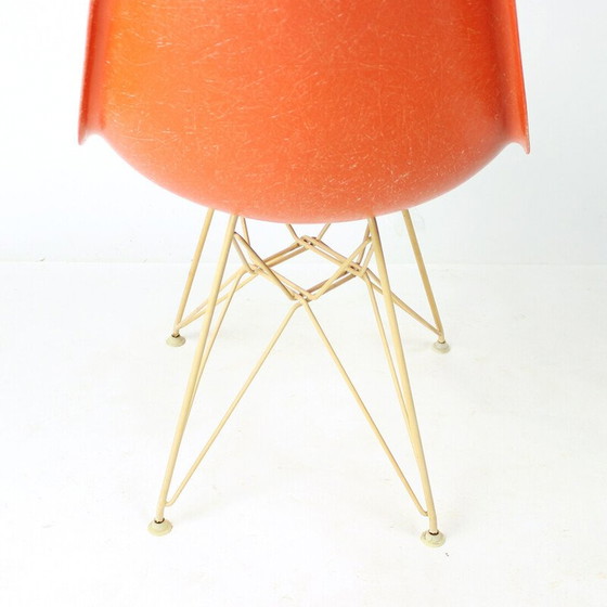 Image 1 of Schalenstuhl aus orangefarbenem Fiberglas von Charles und Ray Eames für Herman Miller, 1960