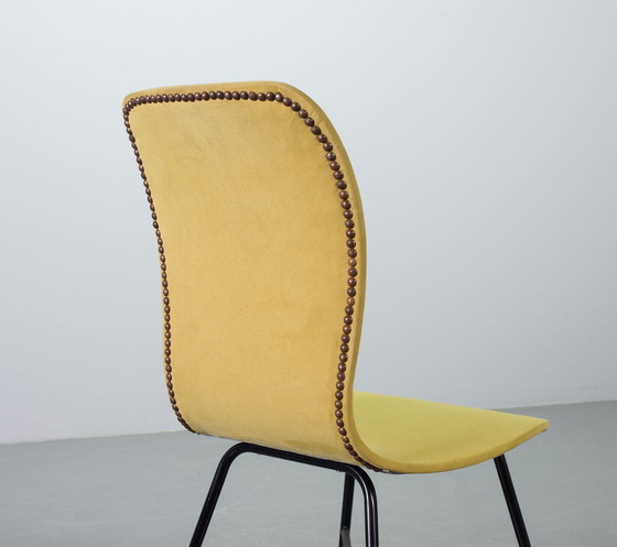 Image 1 of Eleganter, minimalistischer italienischer Mid-Century-Beistellstuhl in Gelb im Stil von Augusto Bozzi. Italien, 1950er Jahre.