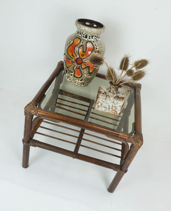 Image 1 of Nr. 1 von 2: Beistelltisch aus den 1970er Jahren, Couchtisch aus Bambusgeflecht und Glas