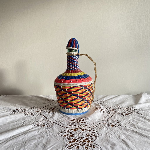 Alte Glasflasche und Scoubidou Vintage Kunststoffgeflecht