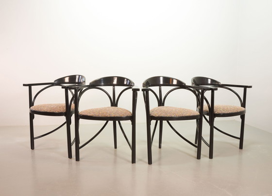 Image 1 of Schwarz lackierte Thonet-Dreieck-Esszimmerstühle (Modell 87) mit mehrfarbigem Stoffbezug, 4er-Set, Deutschland, 1980er Jahre